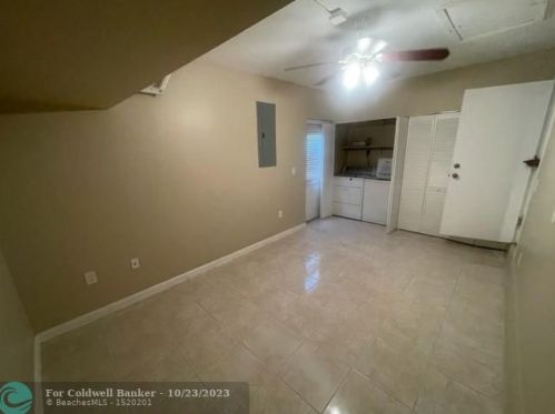 6245 175th Ter, Hialeah FL  33015-4438 exterior