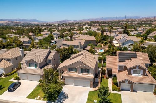 27543 Courtview Dr, Santa Clarita CA  91354-1601 exterior