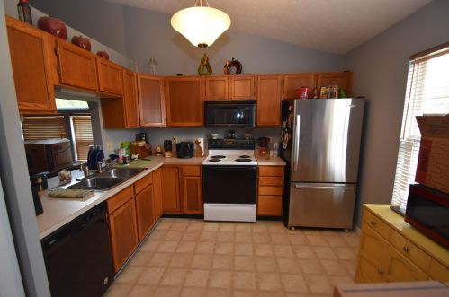 230 Monarch Dr, Pataskala, OH 43062-8923
