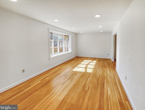 8122 Truro Ct, Springfield VA  22152-3347 exterior