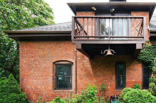 19 Quality St, Oakdale NY  11769-2427 exterior