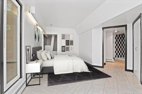 15 Sky Line Dr, Bridgeport CT  06612-1057 exterior