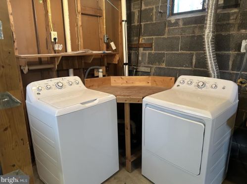 7 Hollywood Dr, Harrisburg PA  17109-5563 exterior