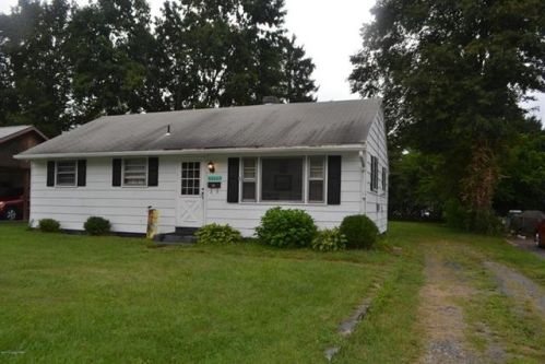 1718 Honeysuckle Ln, Stroudsburg, PA 18360-1061