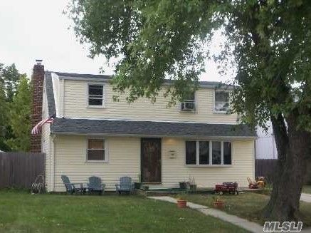 24 Lerisa St, Bethpage, NY 11714-5108