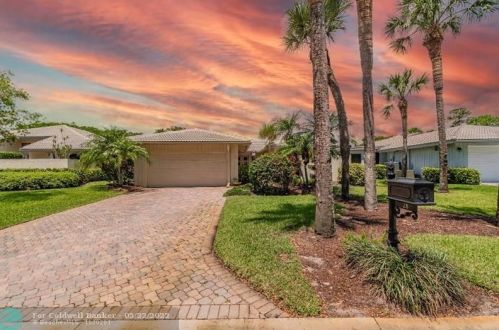 28 Glens Dr, Boynton Beach FL  33436-6207 exterior