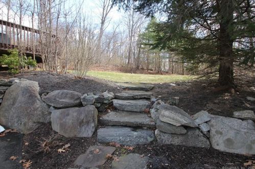 86 Blanket Mdw Rd, Upper Stepney CT 06468-1095 exterior