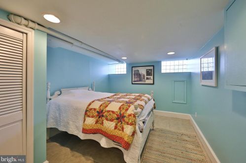 425 Gln Echo Rd, Philadelphia PA 19119-2915 exterior