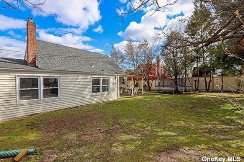 323 Herbert Pl, Bethpage NY  11714-4713 exterior