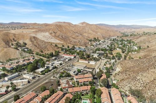 27905 Tyler Ln, Santa Clarita CA  91387-2902 exterior