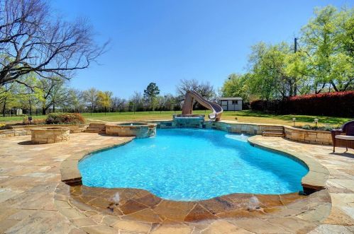 1305 Oak Dr, Lewisville TX  75028-3604 exterior