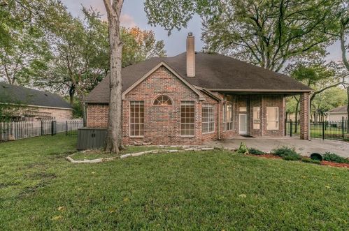 5841 Frst Riv Dr, Fort Worth TX 76112-1056 exterior