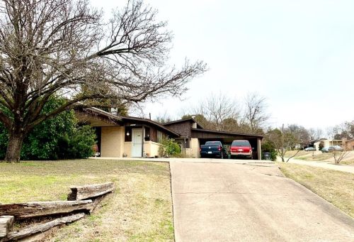 5353 Wonder Dr, Fort Worth, TX 76133-1936