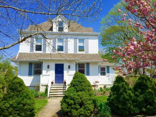 130 6th St, Greenport, NY 11944-1822