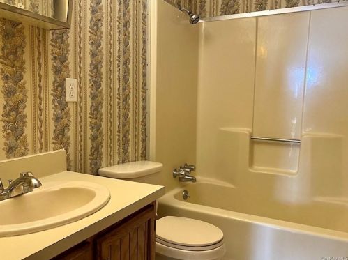 10 Kris Korner Dr, Marlborough NY  12542-5805 exterior