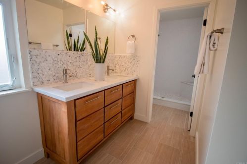 1527 Linda Sue Ln, Encinitas CA  92024-2424 exterior