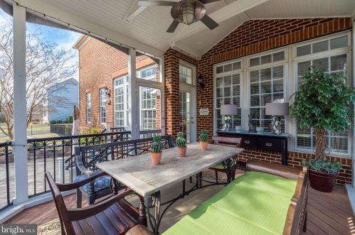 19376 Ml Dm Pl, Leesburg VA 20176-1637 exterior