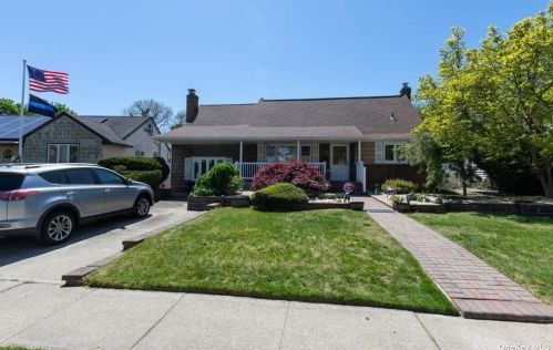 844 Alan Dr, North Wantagh, NY 11793-1002