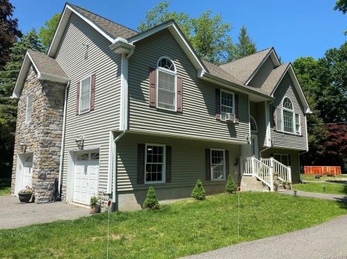 28 Front St, Mahopac, NY 10541-2319