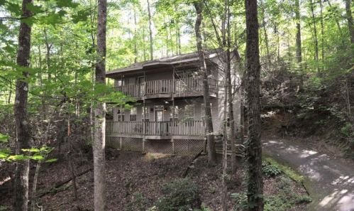 1052 Twin Oaks Rd, Gatlinburg, TN 37738-4234