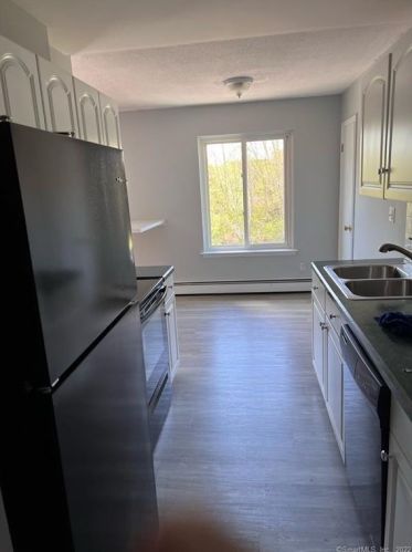 27 Ameridge Dr, Bridgeport, CT 06606-6033