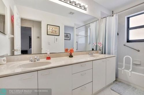 5098 168 Ave, Hollywood FL  33027-4913 exterior