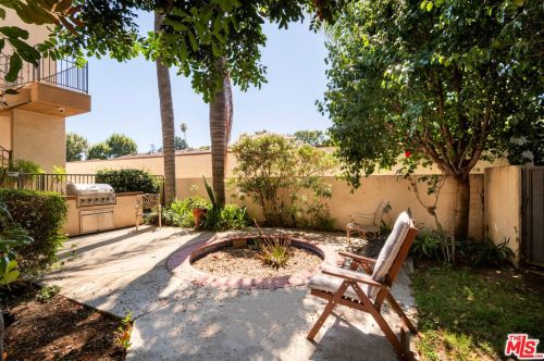 15455 Sherman Way, Van Nuys CA 91406-4208 exterior