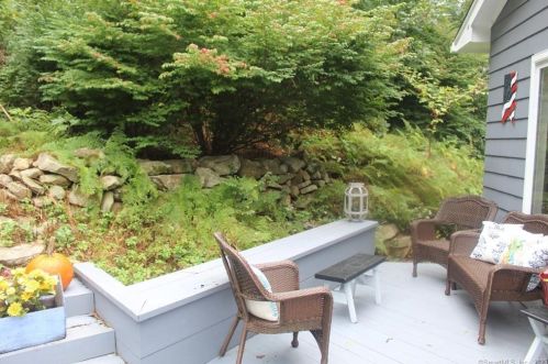 84 Columbine Dr, Bridgeport CT  06611-4601 exterior