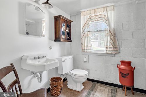 33 Scarsdale Dr, Camp Hill PA  17011-7933 exterior