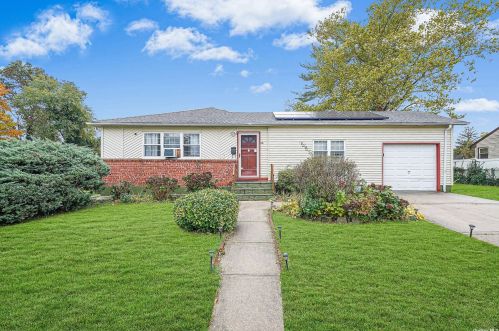 26 Bentley Rd, Amityville, NY 11701-1704