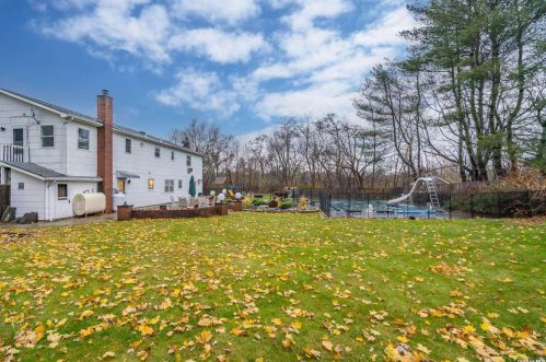 8 Valiant Ct, Mount Sinai NY  11766-2915 exterior
