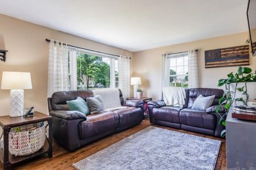 4 Pentway Ln, North Haven, CT 06473-3742
