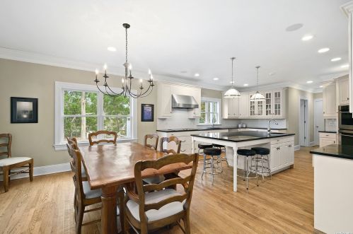 16 Bittersweet Ln, Pine Neck NY  11963-1422 exterior