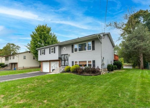 16 Hickory Ln, Garnerville, NY 10923-1906