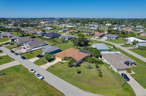 211 12th St, Cape Coral FL  33990-2025 exterior