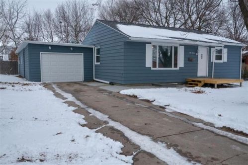616 11th St, Nevada, IA 50201-2328