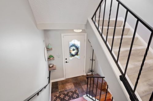 717 Windvue Dr, Pittsburgh, PA 15205-1512
