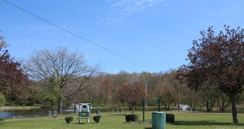 43 Earl St, Waterbury CT  06710-1735 exterior