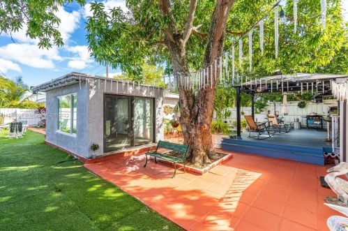 689 7th Ter, Dania Beach FL  33004-3832 exterior