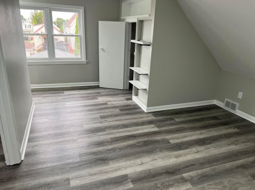 2327 32, Milwaukee WI 53215-2802 exterior