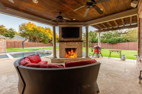 6520 Twin Oaks Dr, Plano TX  75024-6051 exterior