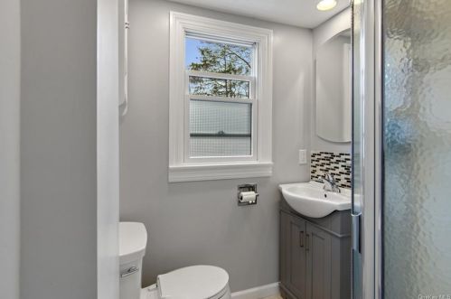 5 Eastward Pl, Elmsford NY  10523-2005 exterior