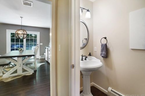 20 Narragansett Trl, Sandy Hook CT 06482-1147 exterior