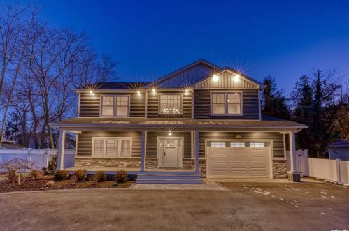 3880 Clark St, Seaford, NY 11783-2103