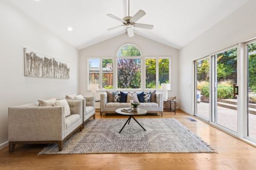 1964 Knollwood Ln, Los Altos, CA 94024-6720