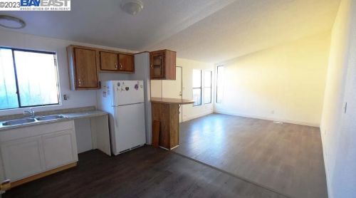 1501 57th Ave, Oakland CA  94621-4242 exterior