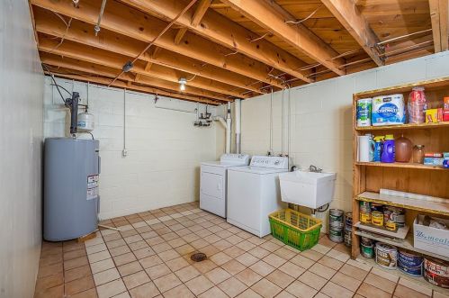 1702 Ridge Rd, Jeannette PA  15644-9794 exterior