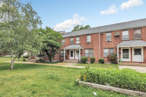 3 Nob Hill Cir, Bridgeport, CT 06610-1815