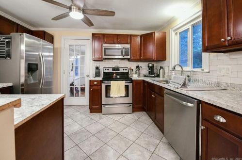 22 Woodcrest Dr, Bristol, CT 06010-3062