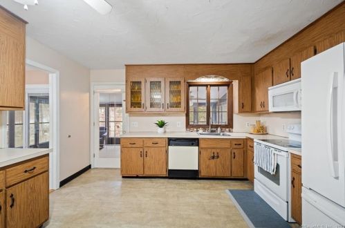 11 Palmer Dr, Gales Ferry CT  06335-1529 exterior